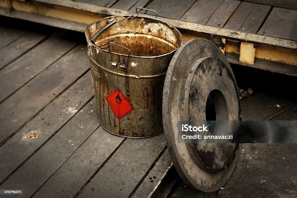 Sporco contaminati bucket - Foto stock royalty-free di Abbandonato