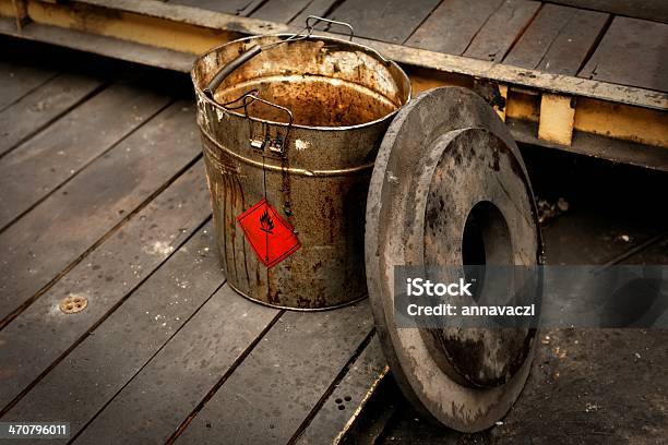 Sporco Contaminati Bucket - Fotografie stock e altre immagini di Abbandonato - Abbandonato, Acqua, Ambientazione interna
