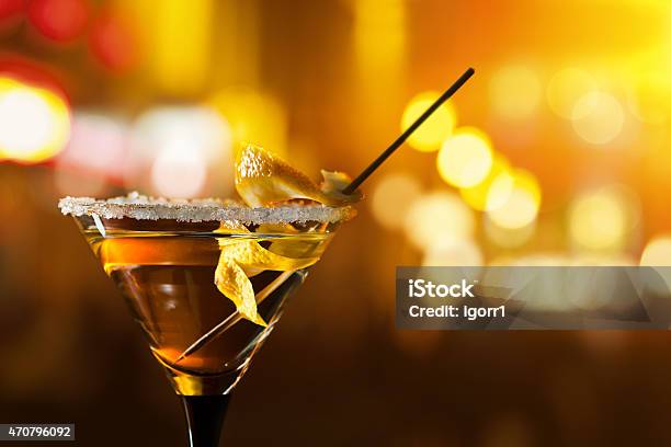 Photo libre de droit de Martini Dry banque d'images et plus d'images libres de droit de Cocktail - Alcool - Cocktail - Alcool, Nuit, Fond