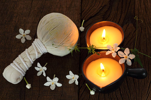 bougie de massage pour deux. - bougie noix de coco photos et images de collection