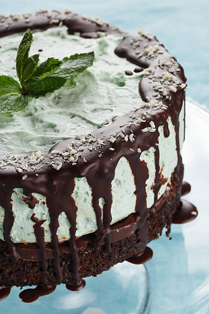 istock Whole cake of mint and chocolate - stock image 470798323