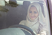 emirati frau fahren ein auto emirati frau fahren ein auto