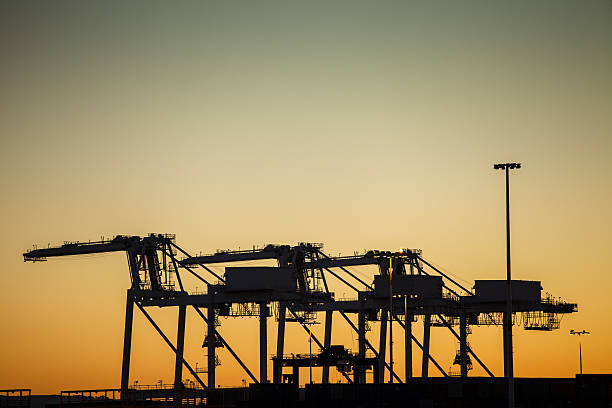 コンテイナークレーンでオークランドの港 - port of oakland ストックフォトと画像