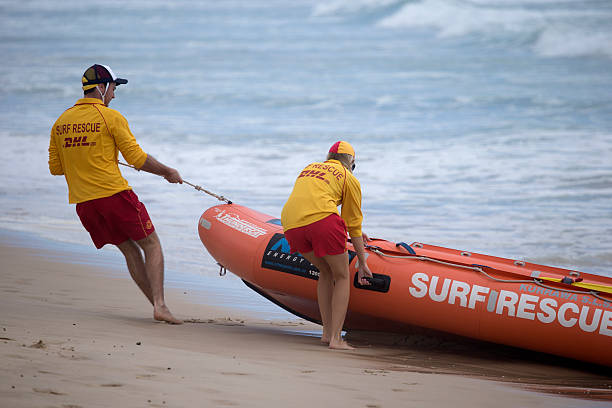 サーフィンの救助 - gold coast australia lifeguard sea ストックフォトと画像