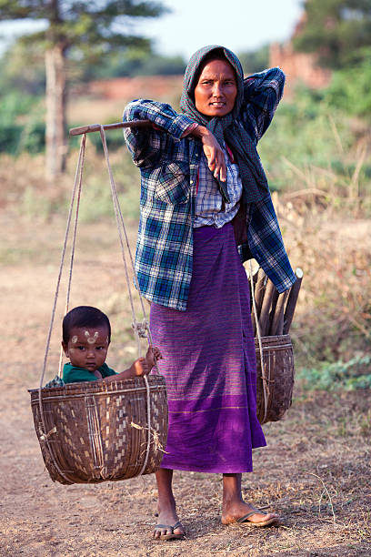 burmese donna - bagan myanmar burmese culture family foto e immagini stock