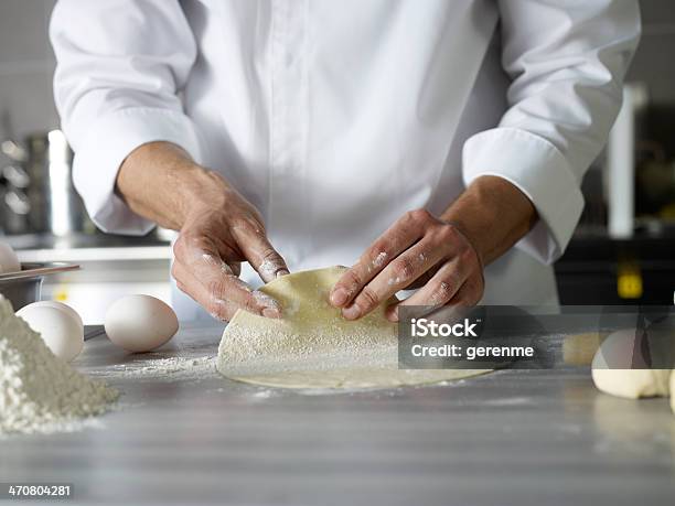 Chef De Pastelaria - Fotografias de stock e mais imagens de Adulto - Adulto, Amassar, Avental