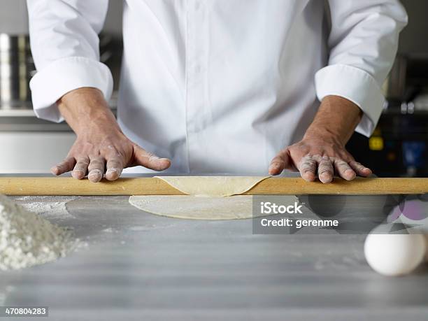 Chef De Pastelaria - Fotografias de stock e mais imagens de Adulto - Adulto, Amassar, Avental