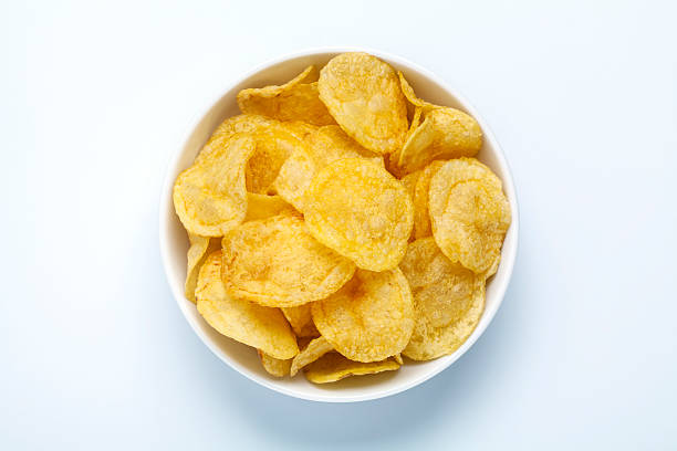 chips de pommes de terre dans un bol - chips photos et images de collection