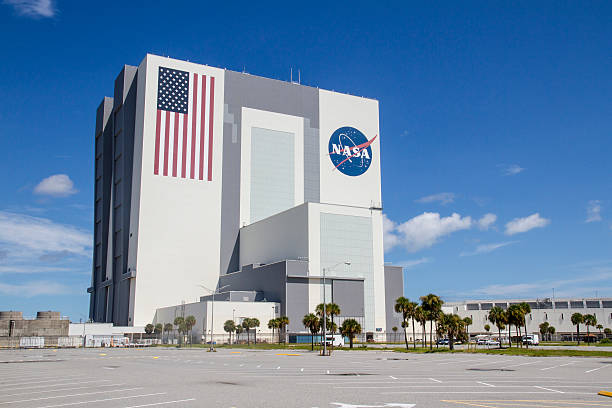 bâtiment de l'assemblée du véhicule - nasa nasa kennedy space center sign space photos et images de collection