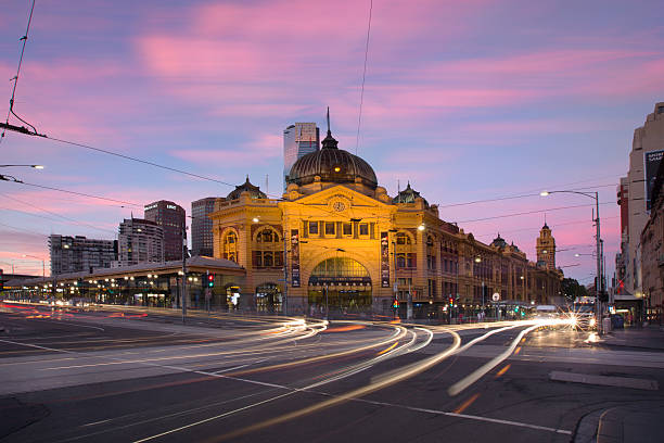 gare de flinders street, à melbourne - melbourne photos et images de collection