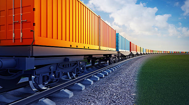 wagon di treno merci con container - guard rail foto e immagini stock