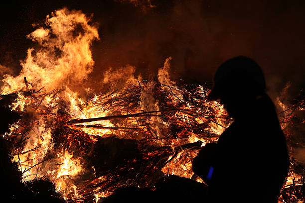 부활제 모닥불 in spreewald 지역, 인��하된 루사티아, 독일. - sorben 뉴스 사진 이미지