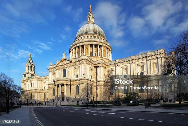 Foto de St Pauls Cathedral Em Londres e mais fotos de stock de Catedral de São Paulo Londres - Catedral de São Paulo Londres, Londres - Inglaterra, Catedral