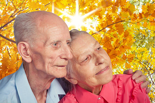 retrato de la sonriente pareja de ancianos en paisaje de otoño - mature adult male men portrait fotografías e imágenes de stock