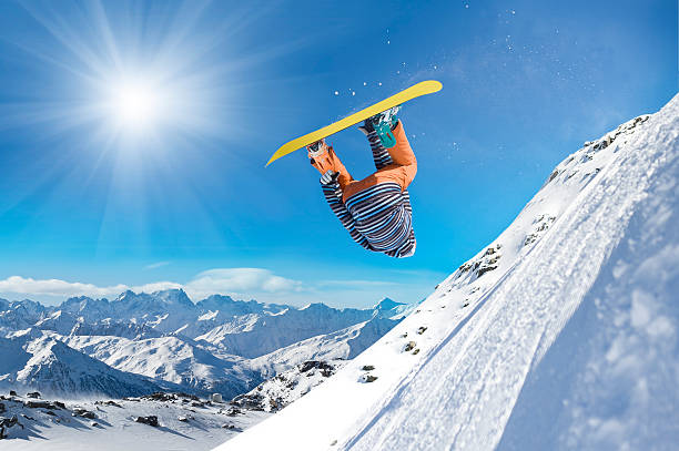 extreme snowboard homme - skiing sports helmet powder snow ski goggles photos et images de collection