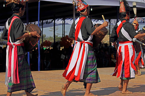 tangsa, lungchang tribes 수행 댄스 - menfolk 뉴스 사진 이미지