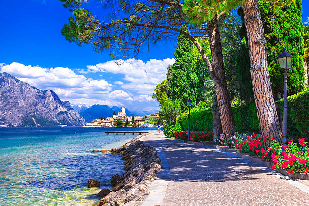 wunderschöne malcesine, see von garda, italien - tranquil scene sky road street stock-fotos und bilder