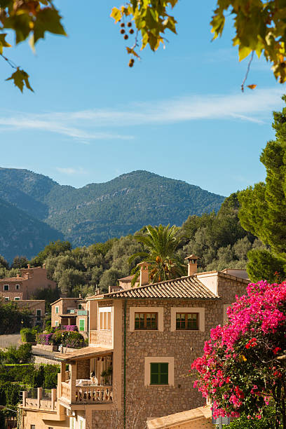 fornalutx, mallorca, españa-vista a las colinas a - fornalutx majorca spain village fotografías e imágenes de stock