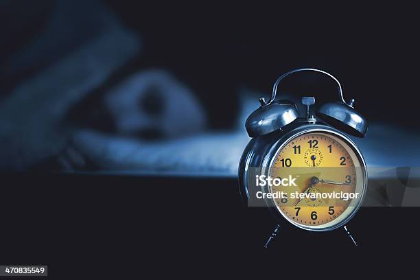 Joven Durmiendo En La Cama Foto de stock y más banco de imágenes de Despertador - Despertador, Dormir, Dormitorio - Habitación