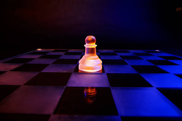 유리컵 체스 on chessboard 조명 파란색 및 주황색 단궤 - chess defending chess piece chess board 뉴스 사진 이미지