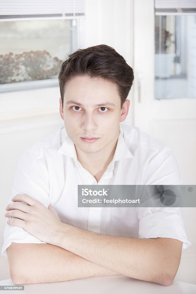 Malade homme en chemise blanche - Photo de Adulte libre de droits