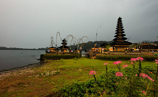 bedugul bali - lake volcano volcanic crater riverbank foto e immagini stock