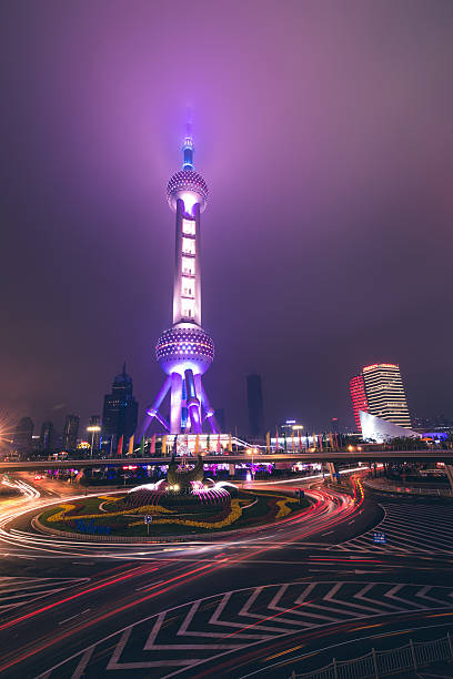 shanghai lujiazui scena notturna - travel urban scene blurred motion shanghai foto e immagini stock