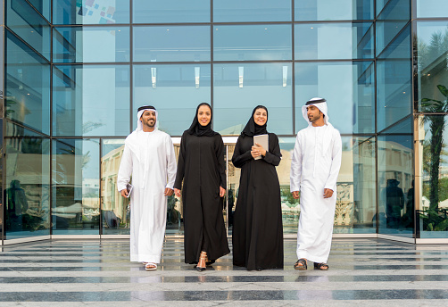 Emarati personas de negocios fuera de la oficina en Dubai photo