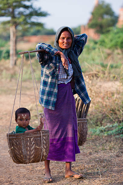 mujer birmano - bagan myanmar burmese culture family fotografías e imágenes de stock