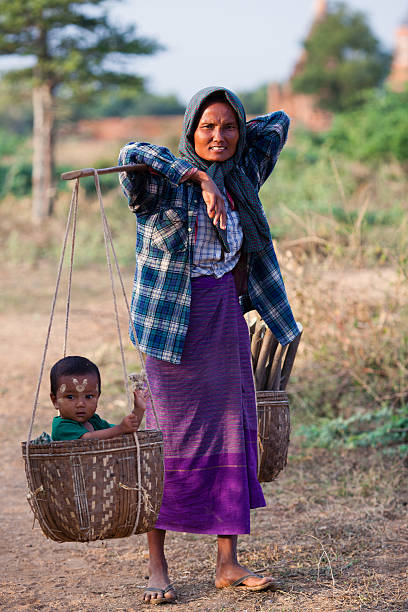 burmese donna - bagan myanmar burmese culture family foto e immagini stock