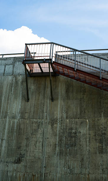 металлические лестнице на серые бетонная стена - concrete wall railing metal bannister стоковые фото и изображения