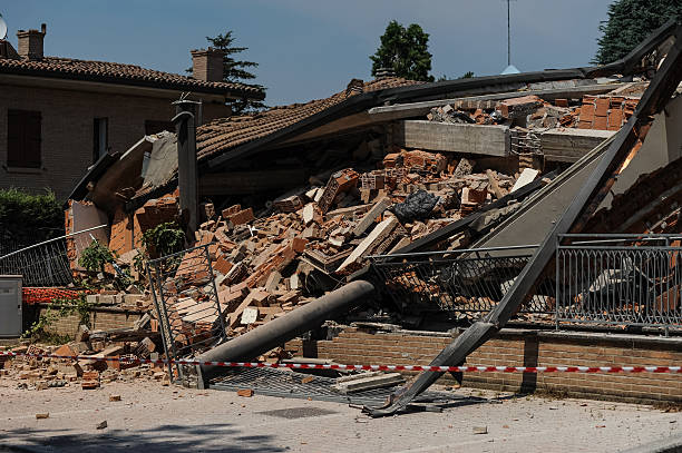 terremoto en italia - grave nature usa city life fotografías e imágenes de stock