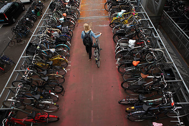 велосипедная стоянка вокзала в амстердаме, нидерланды - colurful стоковые фото и изображения