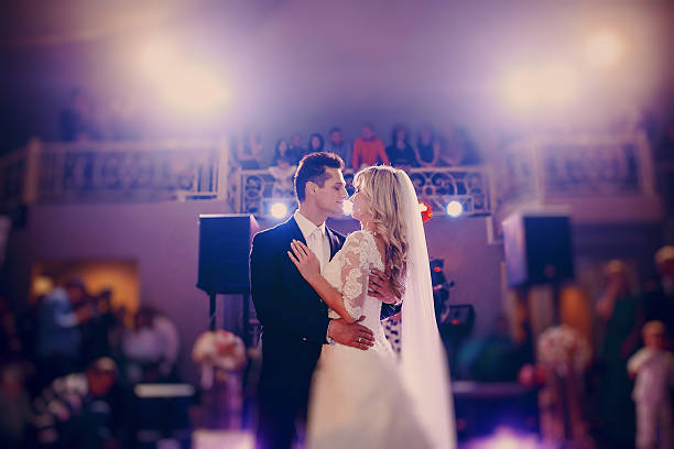 primeira dança da noiva em um restaurante - hairstyle love wedding photography imagens e fotografias de stock