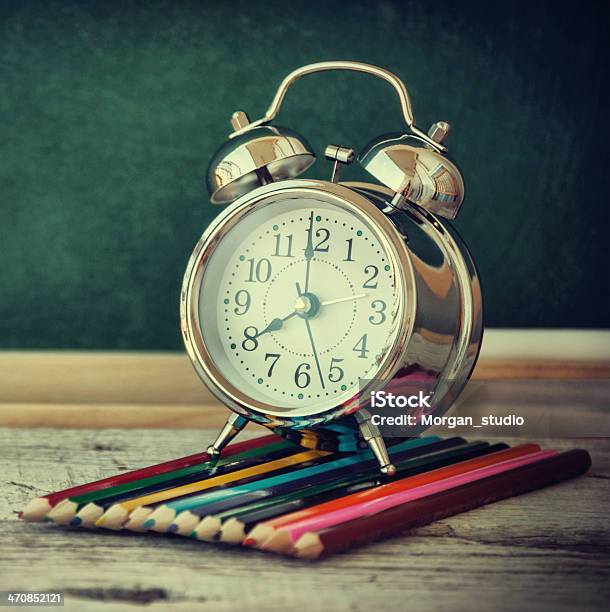 Alarm Wecker Stockfoto und mehr Bilder von Auf die Uhr sehen - Auf die Uhr sehen, Beginn des Schuljahres, Bildung