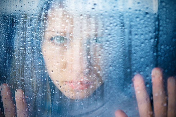 melancolia e triste jovem mulher na janela na chuva - young women sensuality sex symbol loneliness - fotografias e filmes do acervo