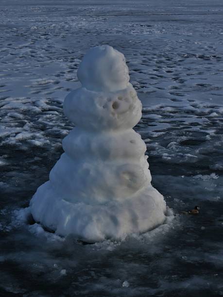 istock FROZEN LAKE FROSTY 470853016
