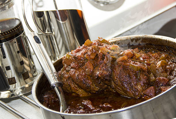 lammkeule in rotwein-sauce mit gemüse - lamb shank roast lamb leg of lamb stock-fotos und bilder