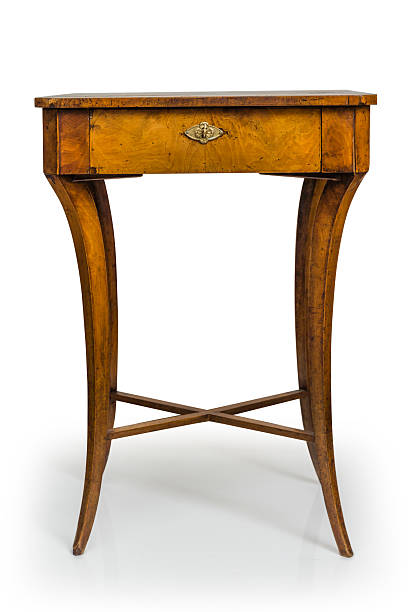 antiguidade mesa de madeira, isolado em fundo branco - side table imagens e fotografias de stock