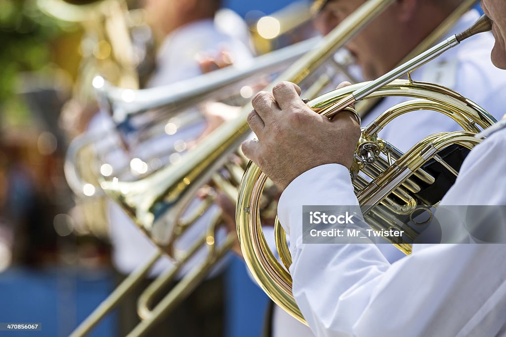 Military Musicista suona il corno - Foto stock royalty-free di Gruppo musicale