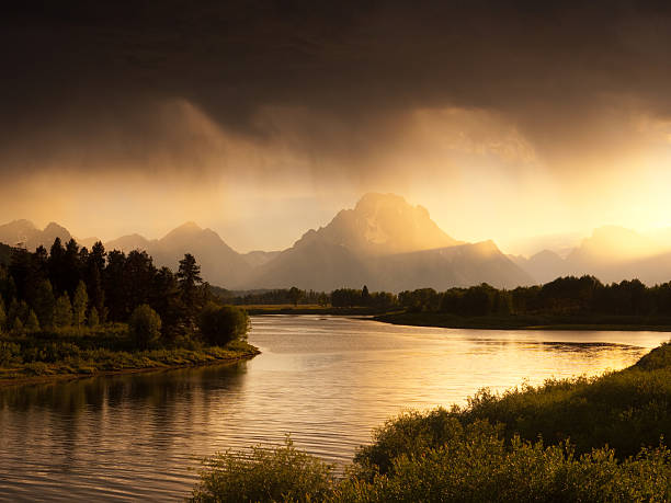 teton pôr do sol storm - snake river mt moran nature grand teton national park imagens e fotografias de stock