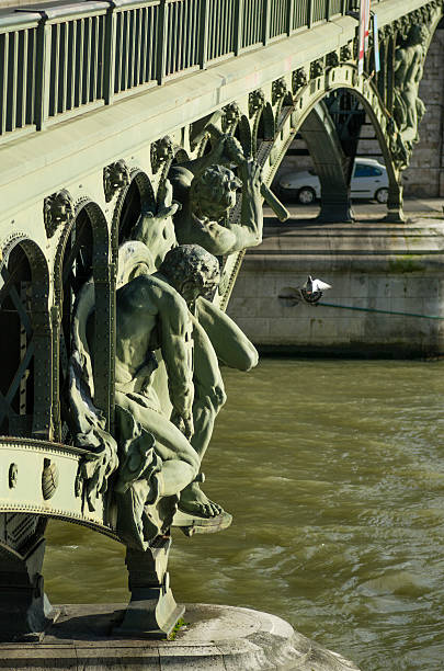 istock Bir-Haheim Bridge in Paris 470858289