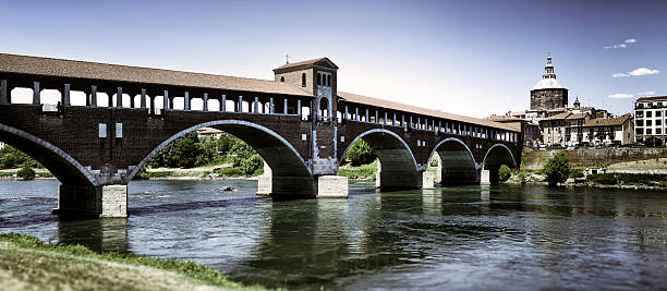 pavia, antiga coberta ponte e rio-vista panorâmica de ticino - europe arch bridge stone bridge covered bridge imagens e fotografias de stock