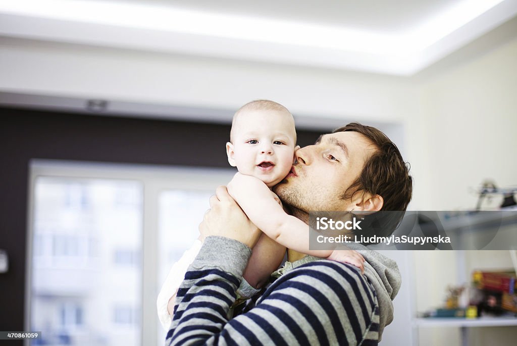 Młody Ojciec i jego dziecka - Zbiór zdjęć royalty-free (Pomieszczenie w domu)