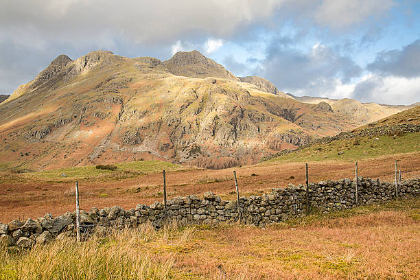 лангдейл пайкс в озёрный край англии - panoramic langdale pikes english lake district cumbria стоковые фото и изображения