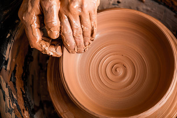 potter - shaping clay foto e immagini stock