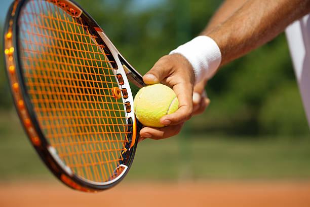 pronto para servir - tennis tennis racket racket tennis ball imagens e fotografias de stock