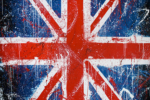 peint mur en béton avec graffiti du drapeau du royaume-uni - british flag flag old fashioned retro revival photos et images de collection