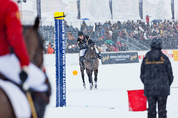 雪ポロの違約金 - championship polo snow st moritz ストックフォトと画像