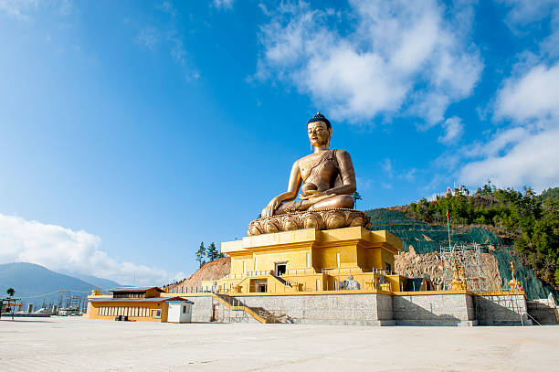 estátua do buda sob céu azul, thimphu, butão - bhutan - fotografias e filmes do acervo